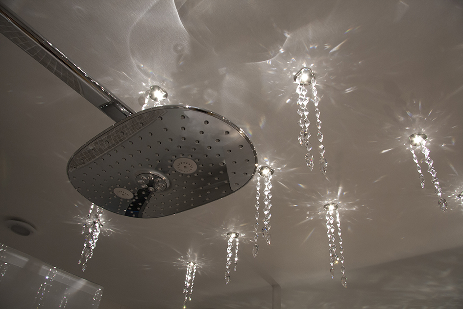 Kylphuoneen valaistus tuo suihkuhetkeen luksusta