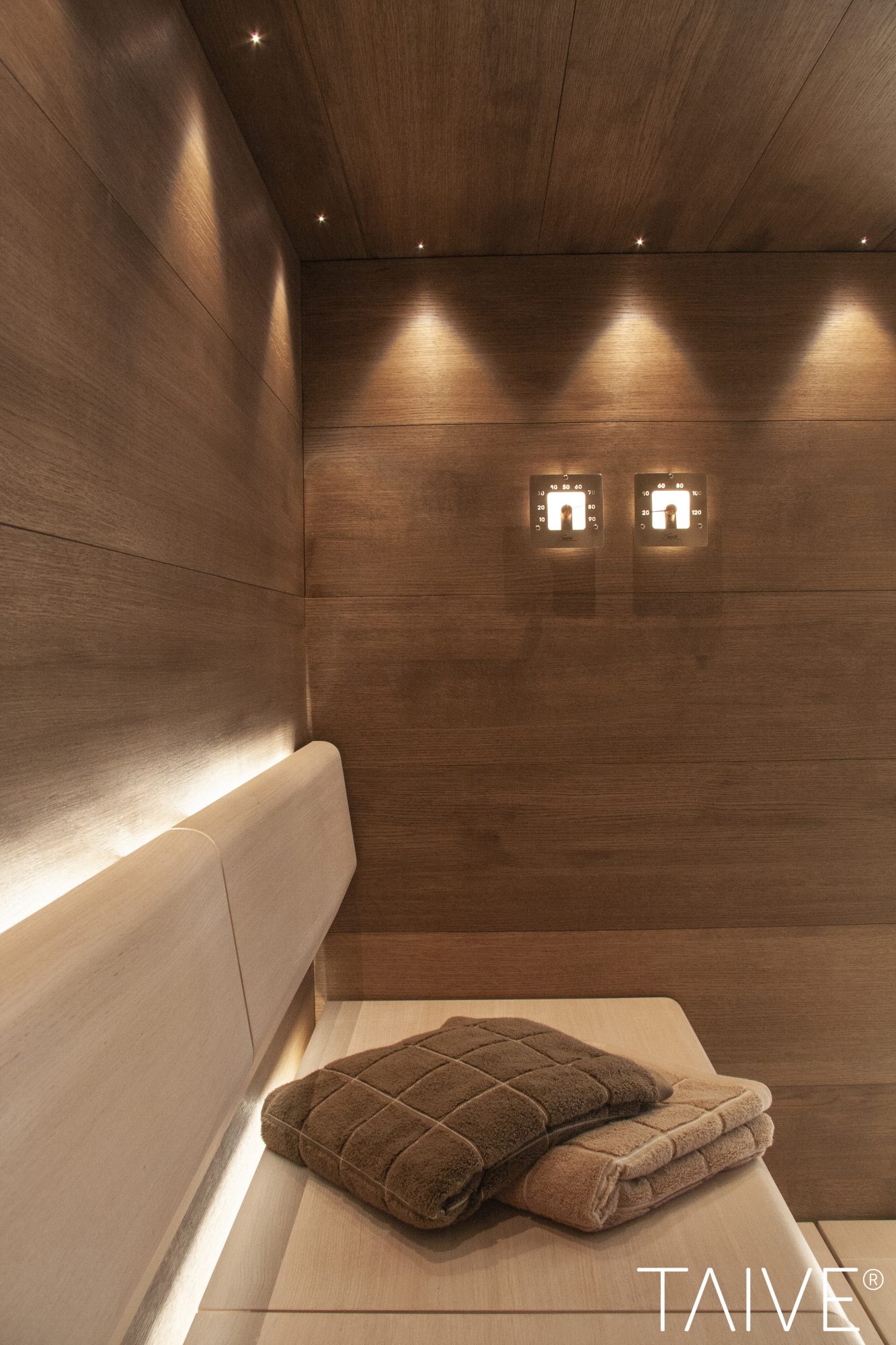Cariitin Taive saunapaneelit linear valaistuksella