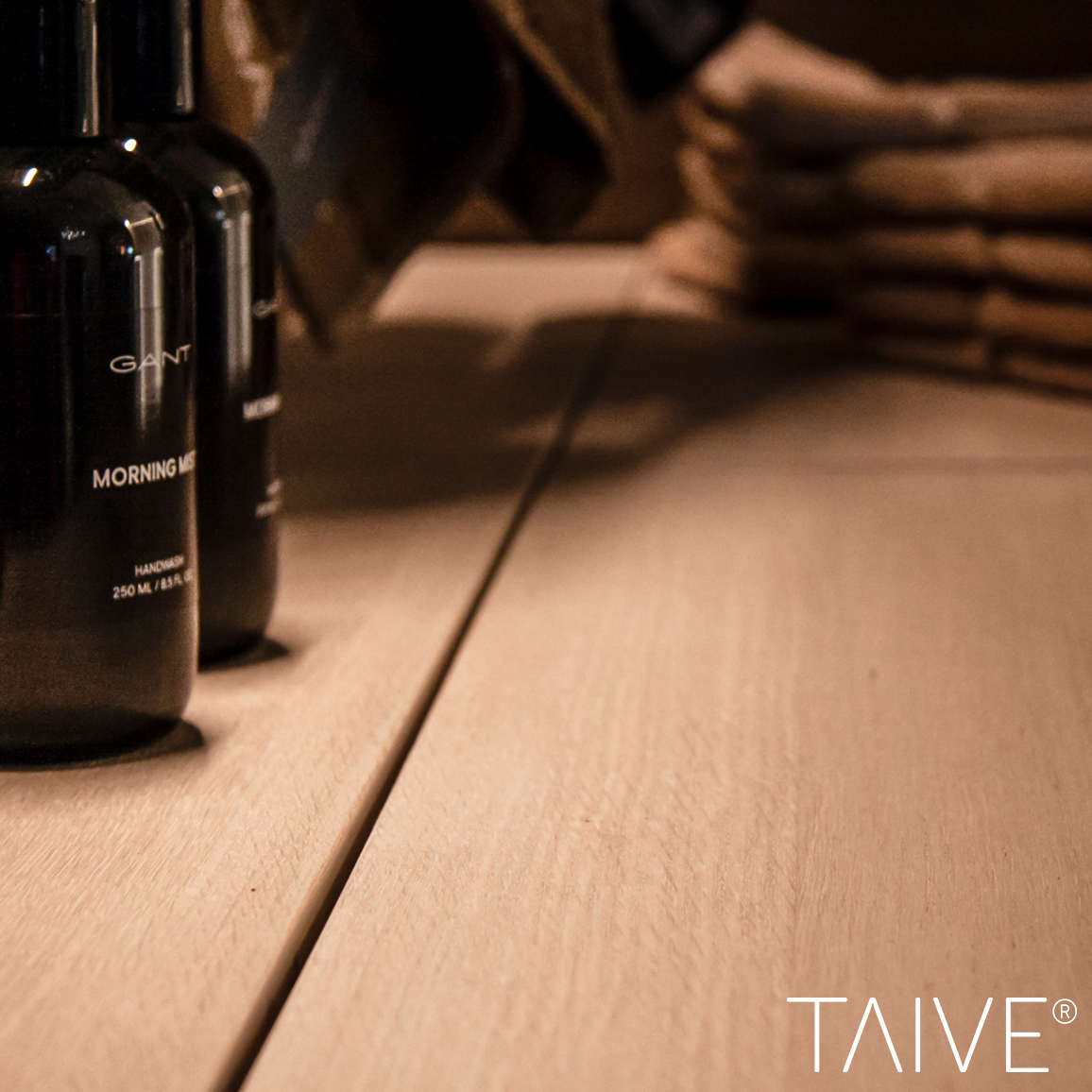 Taive-pukuhuoneen penkki lähikuvassa