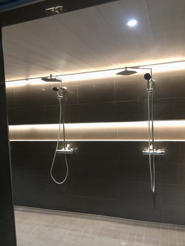 Kuntokeskuksen pesutilojen valaistus cariitti