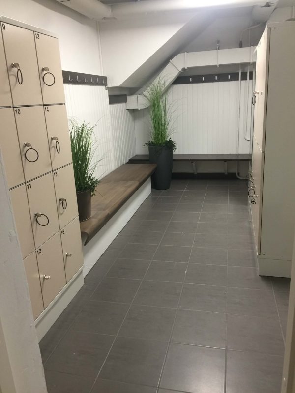 Kuntokeskuksen pukuhuoneen penkit taive-lauteet