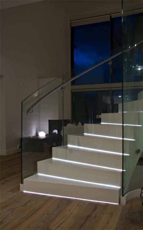 Porrasvalaistus Cariitin kuituvaloilla.