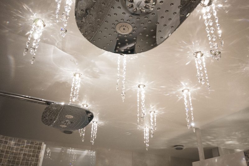 Kattoon asennetut sadekristallit tuovat ylellistä loistetta tilaan.