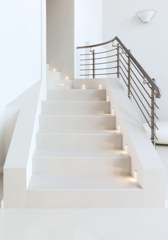 Porrasaskelmat valaistuna sivusuunnasta.